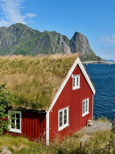 reine rorbuer lofoten