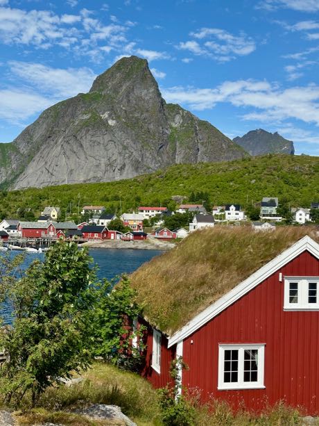 reine rorbuer lofoten